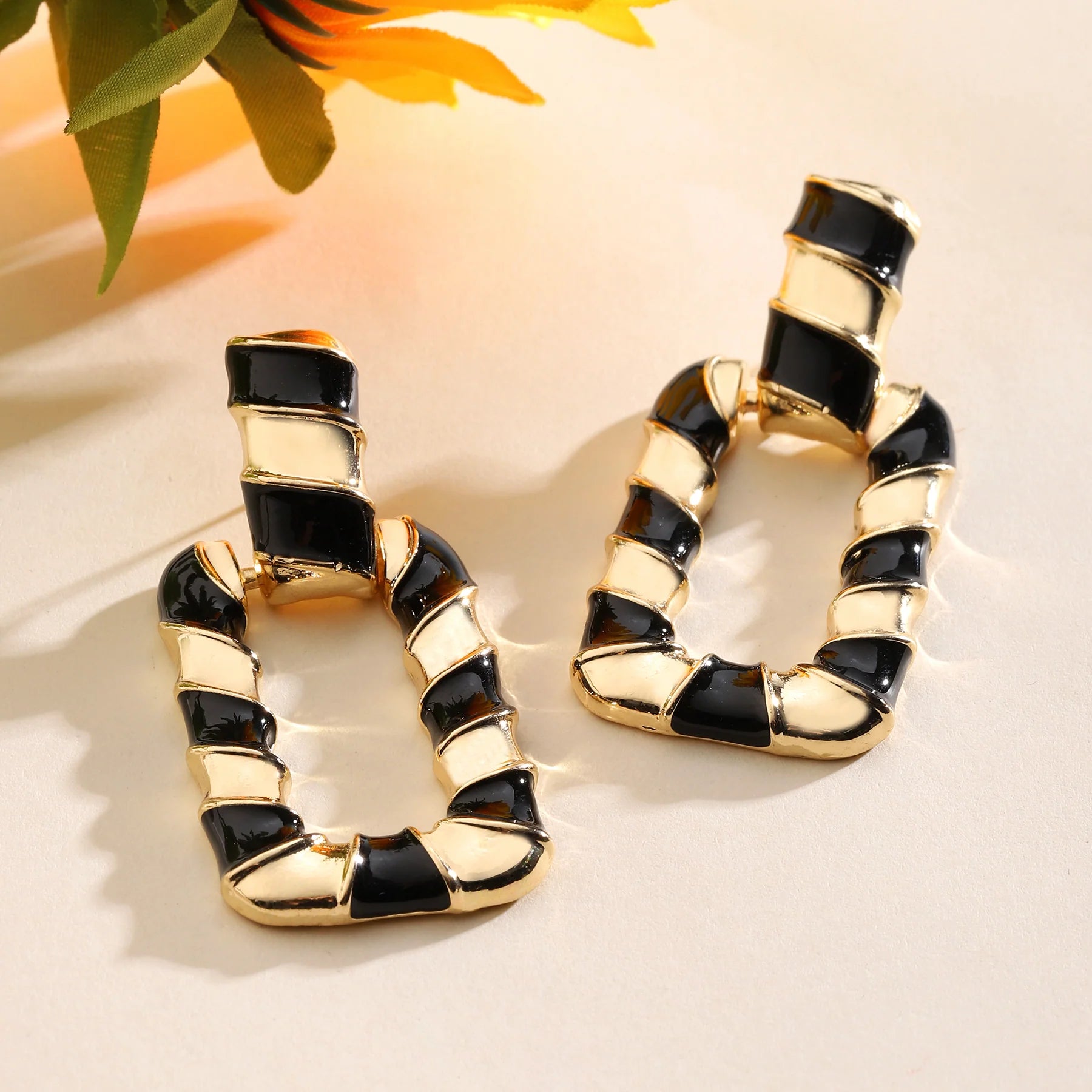 Gleaming Black Luxury Gold Earring