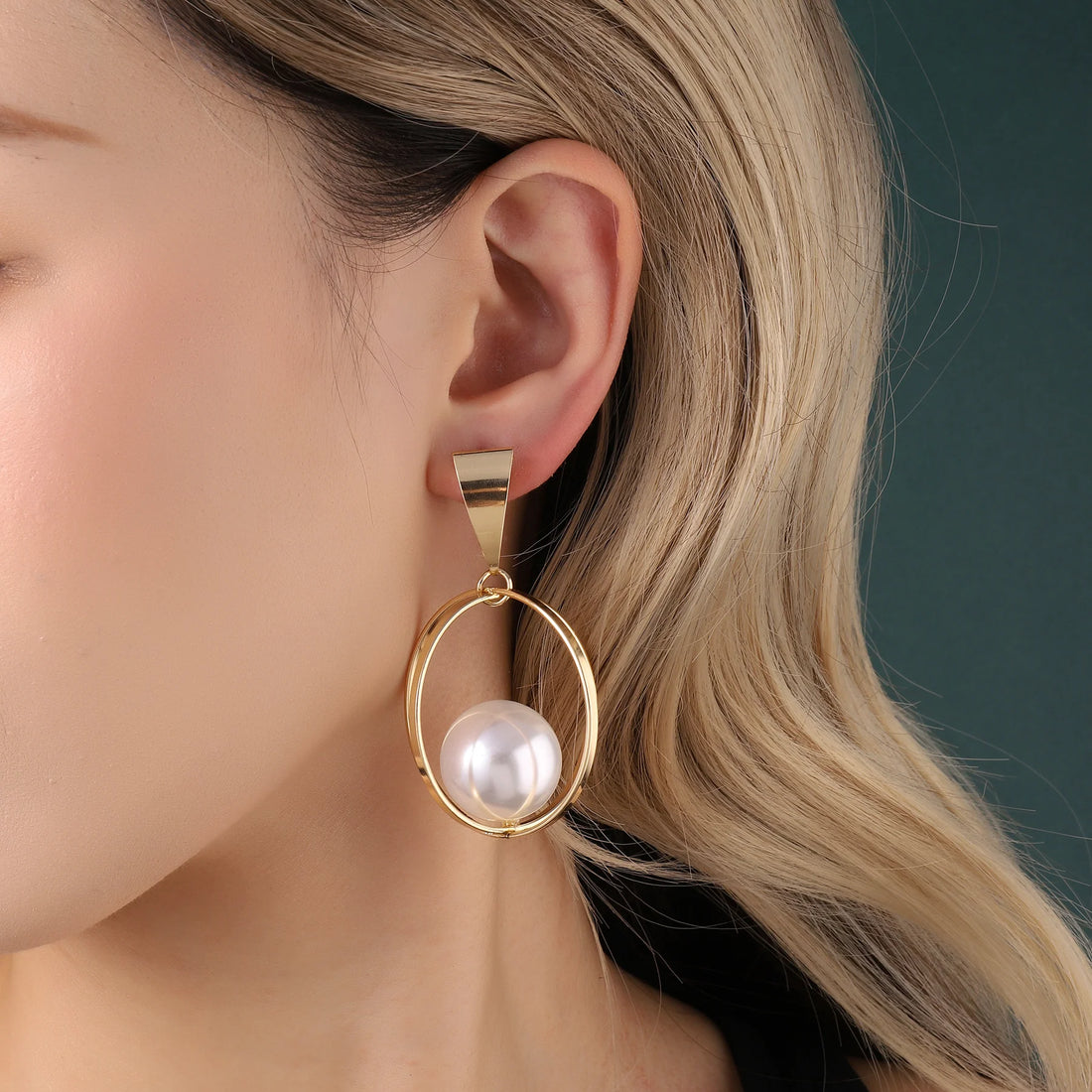 Ebullient Luxury Gold Earring