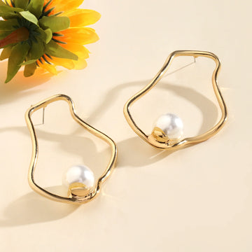 Pitted Pearl Gold Earring