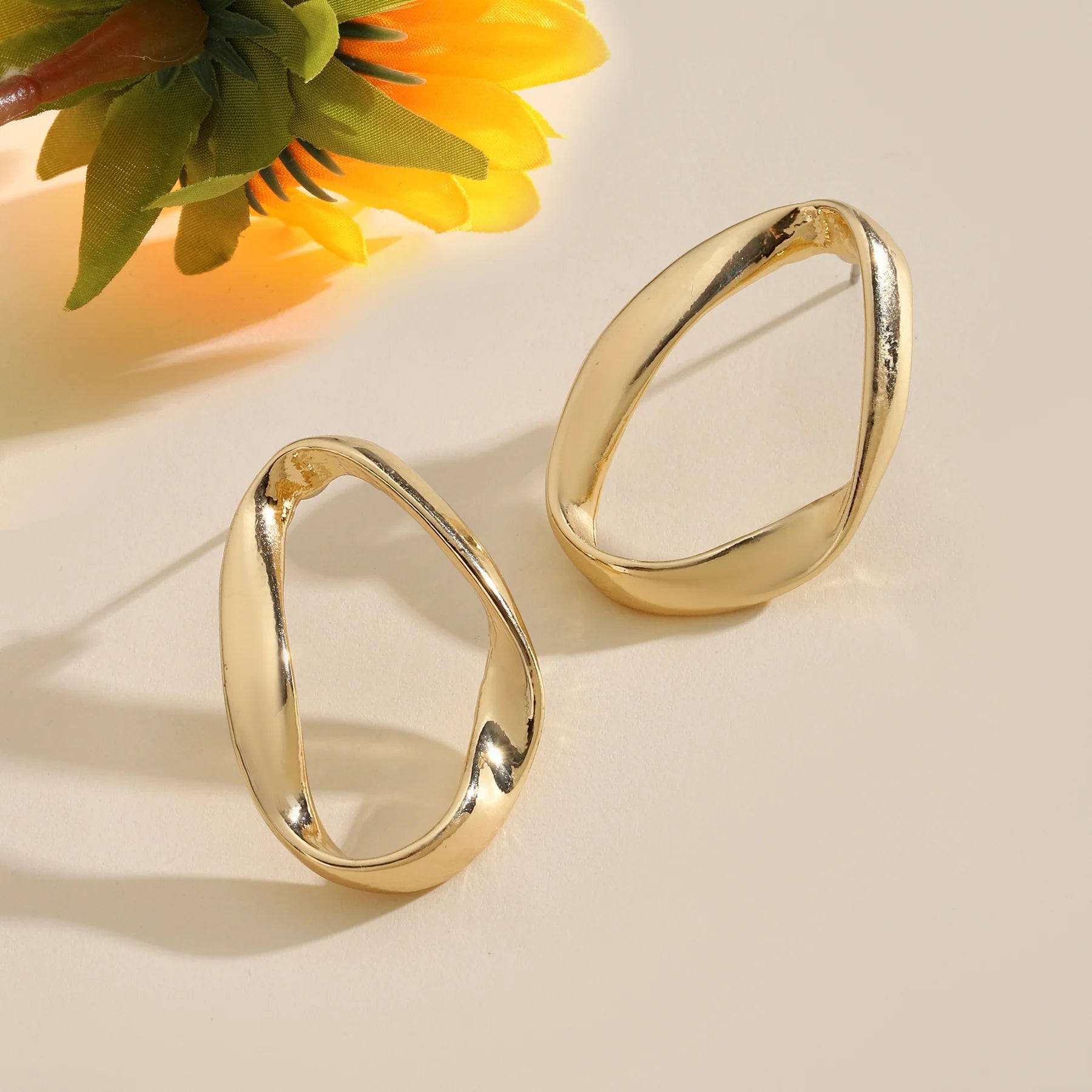 Inlay Oval Gold Earring